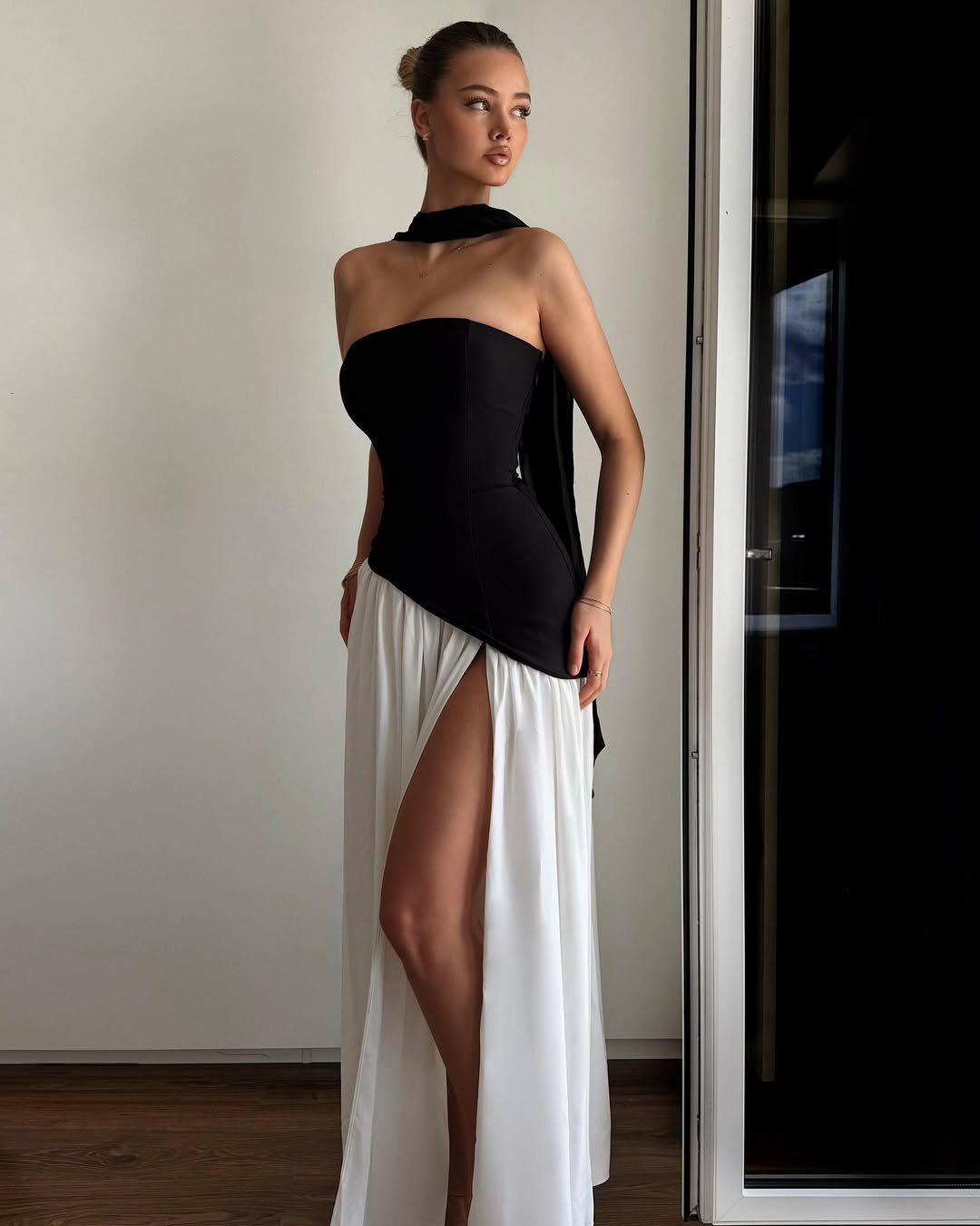 Sienna Straplez Yırtmaç Detaylı Maxi Elbise Siyah Beyaz